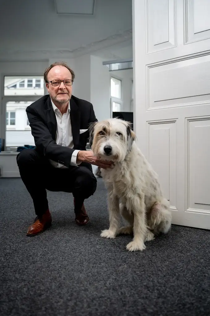 Jörg Michael mit Hund — Schwarz-Weiß-Portrait