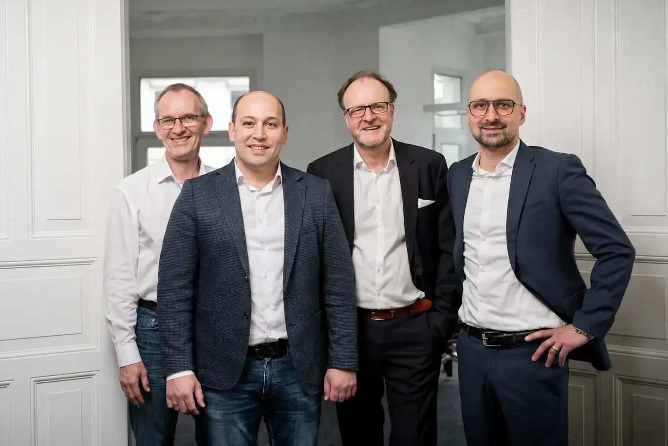 Berater-Team — Akin und Jörg in der Mitte, zwei weitere Berater drumherum